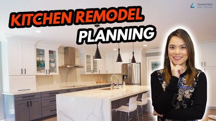 Kvinna planerar en modern köksrenovering med vit marmorö och grå skåp.
